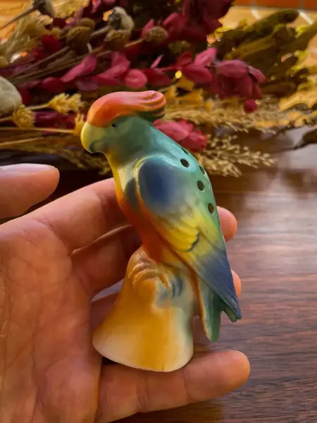 Foto de um(a) Antigo Paliteiro Pássaro De Coleção Violeteiro Art Deco, da categoria de Paliteiros. Comprei acreditando ser um paliteiro, mas agora olhando melhor, os buraquinhos são muito grandes para palitos normais. Para... Mostrado de uma perspectiva diferente. Vendido no marketplace Trésors.