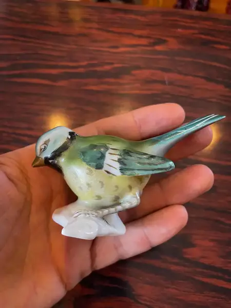 Foto de um(a) Antigo Raro Bibelô Escultura De Pássaro Em Porcelana Alemã, da categoria de Escultura. Antigo bibelô de pássaro em porcelana artística alemã pintado à mão. Início do século XX. Peça original, muito decorativa e... Mostrado de uma perspectiva diferente. Vendido no marketplace Trésors.