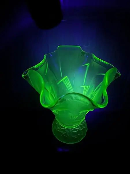 Foto de um(a) Antigo Raro Vaso Art Deco Vidro Satiné Uralina Uranium Glass, da categoria de Vasos. ~ Uranium Glass ~Peças que contém óxido de urânio em sua composição ficam com um lindo tom de verde fluorescente quando... Mostrado de uma perspectiva diferente. Vendido no marketplace Trésors.