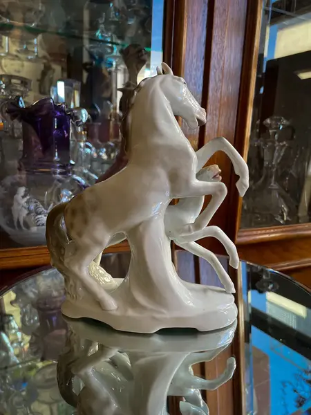 Foto de um(a) Antiga Escultura Art Deco Cavalo Em Porcelana Alemã, da categoria de Escultura. Antigo e belíssimo bloco escultórico representando cavalos em movimento. Peça artística, feita à mão em porcelana alemã.... Mostrado de uma perspectiva diferente. Vendido no marketplace Trésors.