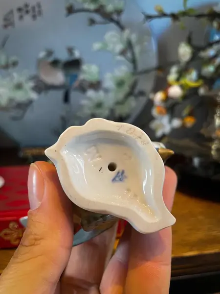 Foto de um(a) Antigo Raro Bibelô Escultura De Pássaro Em Porcelana Alemã, da categoria de Escultura. Antigo bibelô de pássaro em porcelana artística alemã pintado à mão. Início do século XX. Peça original, muito decorativa e... Mostrado de uma perspectiva diferente. Vendido no marketplace Trésors.