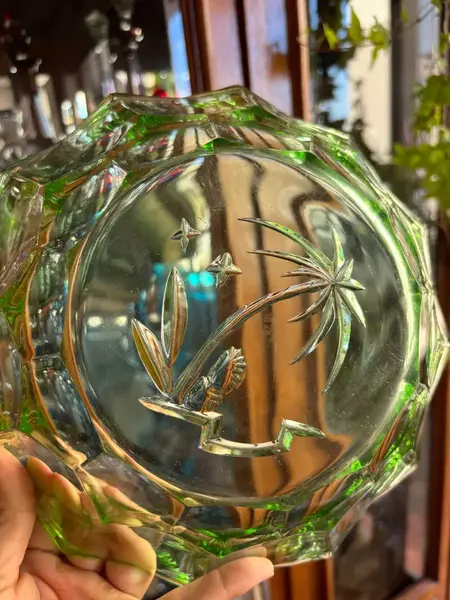 Foto de um(a) Antigo Raro Prato Centro De Mesa Cristal Art Deco Uralina, da categoria de Centro de mesa. ~ Uranium Glass ~Antigo e lindo prato centro de mesa em cristal francês verde uralina, lapidado à mão. Período Art Deco.... Mostrado de uma perspectiva diferente. Vendido no marketplace Trésors.