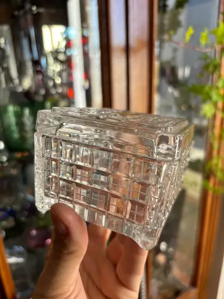 Foto de um(a) Antiga Caixa Cigarreira Cinzeiro Em Cristal Alemão Art Deco, da categoria de Cestos e Caixas. Antiga e rara caixa/cigarreira/cinzeiro em cristal alemão ricamente lapidado à mão, lapidação diamante. Peça muito versátil,... Mostrado de uma perspectiva diferente. Vendido no marketplace Trésors.