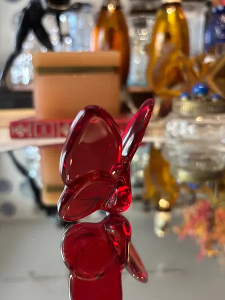 Foto de um(a) Antiga Pequena Escultura Borboleta Cristal Francês Vermelho, da categoria de Escultura. ~ Made in France ~ Antiga escultura de borboleta em cristal francês vermelho rubi. Linda peça para decorar e colecionar.... Mostrado de uma perspectiva diferente. Vendido no marketplace Trésors.