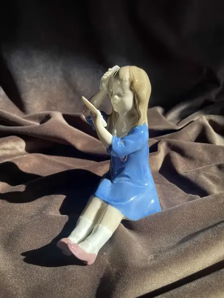 Foto de um(a) Antiga Figurine Bibelô Menina Com Espelho Porcelana Alemã, da categoria de Modelos e estatuetas. Antiga figurine/bibelô em porcelana artística alemã. Cores típicas de meados do século XX. Muito decorativa e colecionável.... Mostrado de uma perspectiva diferente. Vendido no marketplace Trésors.