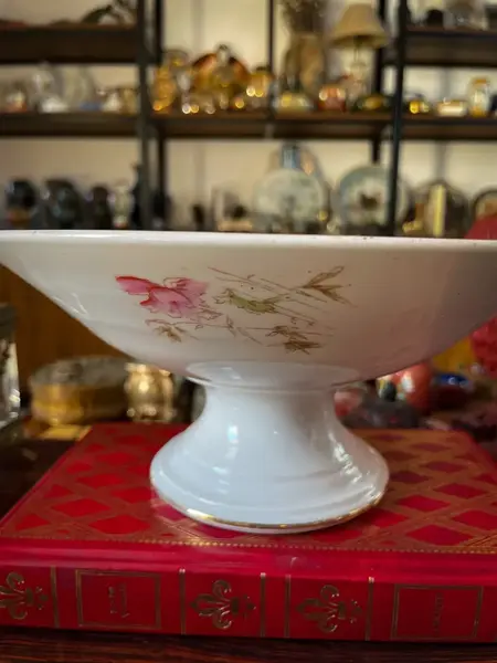Foto de um(a) Antiga Fruteira Centro De Mesa Porcelana Francesa Limoges, da categoria de Centro de mesa. ~ Limoges ~ Antiga e clássica fruteira em porcelana artística francesa, da renomada manufatura Limoges. Uma das melhores... Mostrado de uma perspectiva diferente. Vendido no marketplace Trésors.