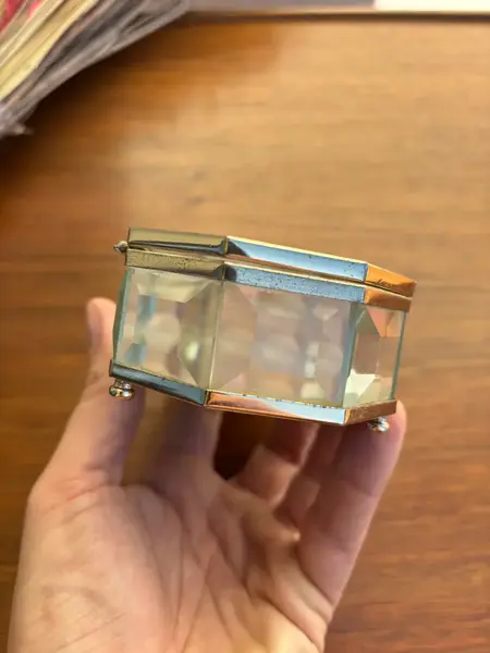 Foto de um(a) Antiga Caixa Decorativa Porta Joias Cristal France Facetado, da categoria de Porta-Jóias. Antiga caixa decorativa ou porta joias em cristal francês facetado, com a tampa lapidada à mão. Linda e muito chique.... Mostrado de uma perspectiva diferente. Vendido no marketplace Trésors.