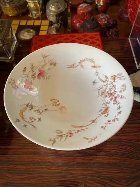 Foto de um(a) Antiga Fruteira Centro De Mesa Porcelana Francesa Limoges, da categoria de Centro de mesa. ~ Limoges ~ Antiga e clássica fruteira em porcelana artística francesa, da renomada manufatura Limoges. Uma das melhores... Mostrado de uma perspectiva diferente. Vendido no marketplace Trésors.