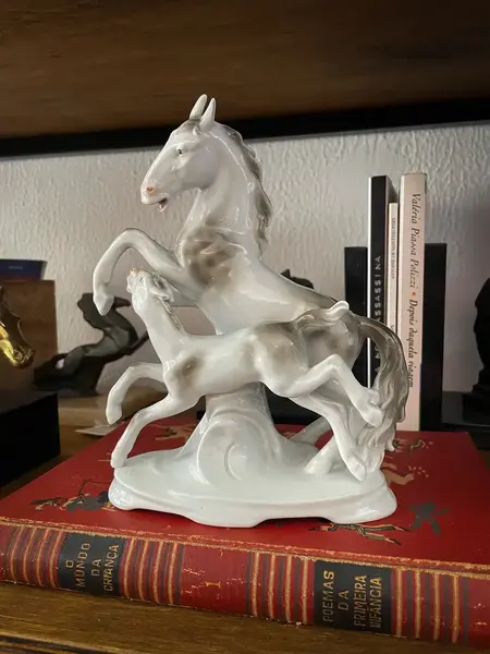 Foto de um(a) Antiga Escultura Art Deco Cavalo Em Porcelana Alemã, da categoria de Escultura. Antigo e belíssimo bloco escultórico representando cavalos em movimento. Peça artística, feita à mão em porcelana alemã.... Mostrado de uma perspectiva diferente. Vendido no marketplace Trésors.