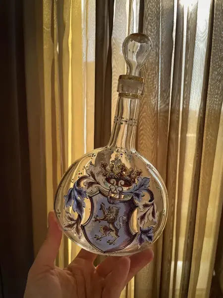 Foto de um(a) Antiga Garrafa Licoreira Vidro Artístico Veneziano Vitoriano, da categoria de Garrafas. Antiga garrafa licoreira em vidro artístico veneziano, toda pintada à mão. Decoração com brasão e flores em relevo,... Mostrado de uma perspectiva diferente. Vendido no marketplace Trésors.