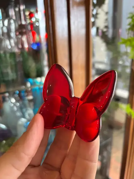 Foto de um(a) Antiga Pequena Escultura Borboleta Cristal Francês Vermelho, da categoria de Escultura. ~ Made in France ~ Antiga escultura de borboleta em cristal francês vermelho rubi. Linda peça para decorar e colecionar.... Mostrado de uma perspectiva diferente. Vendido no marketplace Trésors.