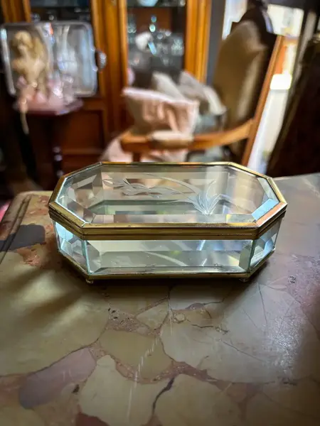 Foto de um(a) Antiga Caixa Decorativa Porta Joias Cristal France Facetado, da categoria de Porta-Jóias. Antiga caixa decorativa ou porta joias em cristal francês facetado, com a tampa lapidada à mão. Linda e muito chique.... Mostrado de uma perspectiva diferente. Vendido no marketplace Trésors.