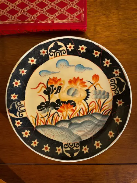 Foto de um(a) Antigo Prato Decorativo Porcelana Japonesa Oriental Imari, da categoria de Pratos Decorativos. Antigo prato oriental, em porcelana japonesa pintado à mão com linda pintura de ave em relevo. Diâmetro 26cm. Mostrado de uma perspectiva diferente. Vendido no marketplace Trésors.
