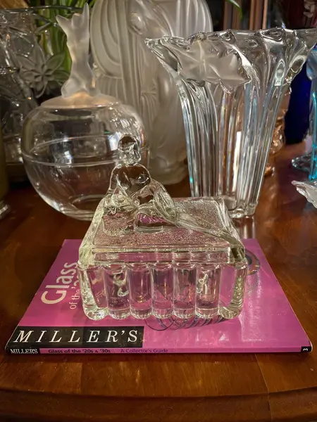 Foto de um(a) Antiga Caixa Decorativa Escultura Mulher Nua Vidro Art Deco, da categoria de Cestos e Caixas. ~ Sowerby Glass ~Antiga caixa decorativa porta joias em vidro artístico inglês com decoração de dama na tampa. Manufatura... Mostrado de uma perspectiva diferente. Vendido no marketplace Trésors.