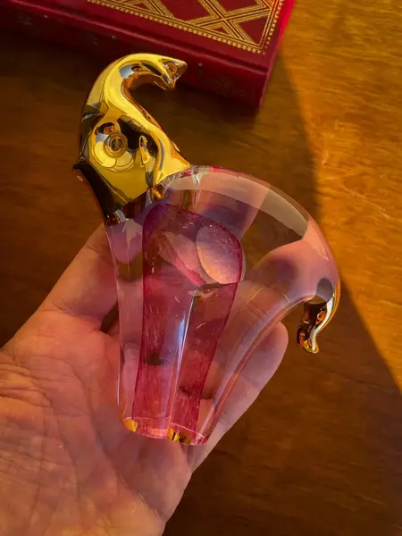 Foto de um(a) Antiga Escultura De Elefante Art Deco Murano Italiano E Ouro, da categoria de Escultura. Antiga escultura artística de elefante em legítimo cristal de Murano com ouro 18k. Peça de excelente qualidade, totalmente... Mostrado de uma perspectiva diferente. Vendido no marketplace Trésors.