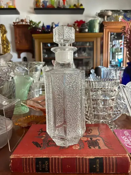 Foto de um(a) Antiga Garrafa Licoreira Em Vidro Alemão Satiné Art Deco, da categoria de Garrafas. Antiga garrafa licoreira em vidro alemão com detalhes satiné. Design artístico, com traços totalmente do período Art Deco.... Mostrado de uma perspectiva diferente. Vendido no marketplace Trésors.