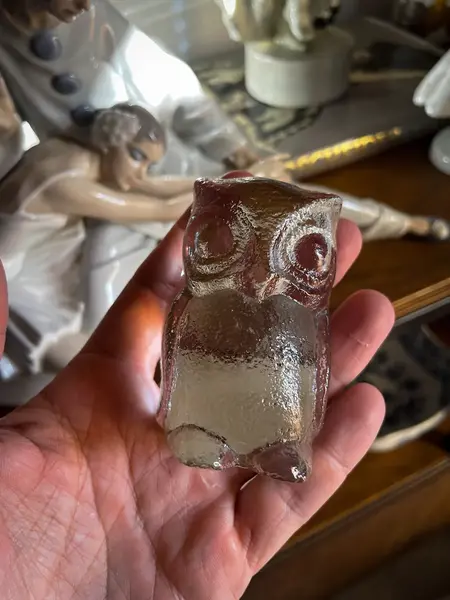 Foto de um(a) Antiga Pequena Escultura De Coleção Coruja Cristal Austríaco, da categoria de Modelos e estatuetas. Antiga e pequena escultura artística de coleção em cristal austríaco com selo original da manufatura.Medidas 8x6cm. Mostrado de uma perspectiva diferente. Vendido no marketplace Trésors.