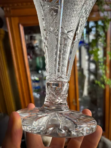 Foto de um(a) Antigo Lindo Vaso Jarro Em Cristal Tcheco Lapidado À Mão, da categoria de Vasos. Antigo e lindo vaso em cristal Tcheco, todo lapidado à mão. Lapidação estrelada e ponta de diamante. Ótimo formato com a... Mostrado de uma perspectiva diferente. Vendido no marketplace Trésors.
