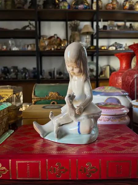 Foto de um(a) Antiga Escultura Menina Com Cachorro Porcelana Espanhola Nao, da categoria de Escultura. Delicada escultura em porcelana espanhola. Bastante riqueza de detalhes. Em perfeito estado. Altura 14cm Largura 11cm. Mostrado de uma perspectiva diferente. Vendido no marketplace Trésors.