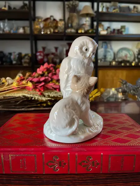 Foto de um(a) Antiga Escultura Coruja E Gato Sabedoria Porcelana Alemã, da categoria de Modelos e estatuetas. Gracioso bloco escultórico com linda cena representando coruja e gato. Porcelana alemã em tons terrosos, peça de excelente... Mostrado de uma perspectiva diferente. Vendido no marketplace Trésors.
