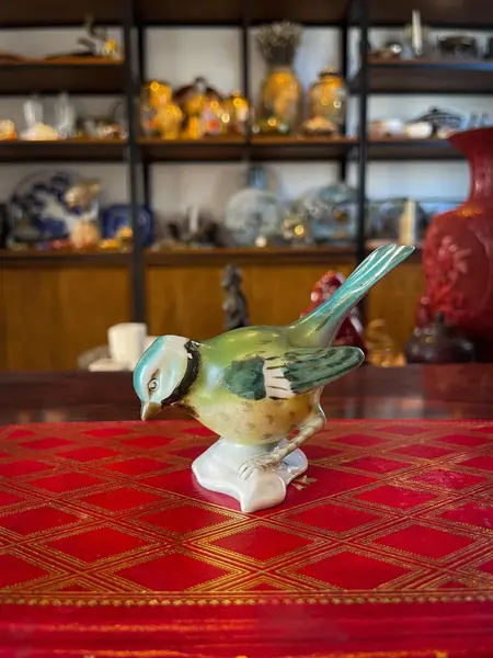 Foto de um(a) Antigo Raro Bibelô Escultura De Pássaro Em Porcelana Alemã, da categoria de Escultura. Antigo bibelô de pássaro em porcelana artística alemã pintado à mão. Início do século XX. Peça original, muito decorativa e... Mostrado de uma perspectiva diferente. Vendido no marketplace Trésors.