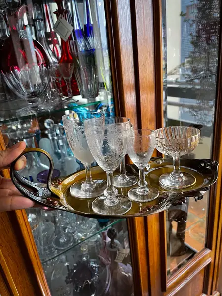 Foto de um(a) Antiga Bandeja Porta Cartões Metal Francês Art Nouveau, da categoria de Bandejas. Antiga e diferente bandeja decorativa em metal francês esmaltado. Peça linda e versátil, pode ser usada para servir ou porta... Mostrado de uma perspectiva diferente. Vendido no marketplace Trésors.