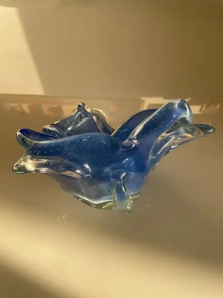 Foto de um(a) Antigo Bowl Centro De Mesa Em Murano Italiano Opalescente, da categoria de Centro de mesa. Antigo bowl decorativo ou centro de mesa em Murano italiano leitoso, com um ar opalescente. Muito chique e cheio de... Mostrado de uma perspectiva diferente. Vendido no marketplace Trésors.
