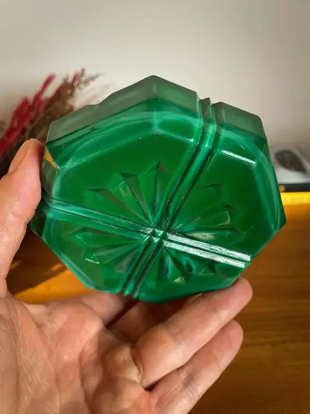 Foto de um(a) Antigo Raro Cinzeiro Art Deco Em Malaquita Tcheco Glass, da categoria de Cinzeiros. A cor verde é conhecida por trazer frescor, harmonia e renovação aos ambientes. Em um mundo de cores, o verde é a serenidade... Vendido no marketplace Trésors.