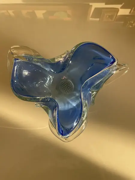 Foto de um(a) Antigo Bowl Centro De Mesa Em Murano Italiano Opalescente, da categoria de Centro de mesa. Antigo bowl decorativo ou centro de mesa em Murano italiano leitoso, com um ar opalescente. Muito chique e cheio de... Mostrado de uma perspectiva diferente. Vendido no marketplace Trésors.