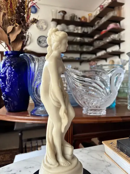 Foto de um(a) Antiga Obra Grega Escultura Dama Afrodite Resina Italiana, da categoria de Escultura. Antiga e finíssima escultura italiana representando figura feminina em resina marmorizada. Linda peça para decorar uma... Mostrado de uma perspectiva diferente. Vendido no marketplace Trésors.