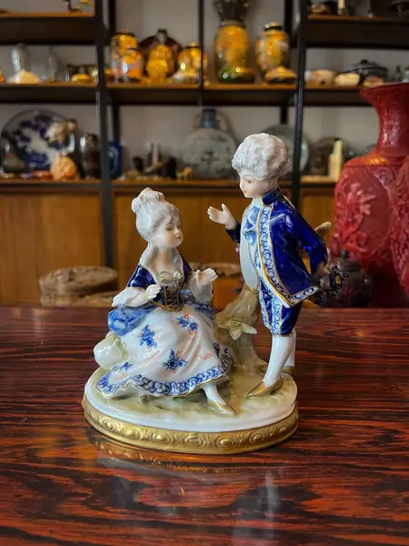 Foto de um(a) Antigo Bloco Escultórico Escultura Fidalgos Porcelana Alemã, da categoria de Escultura. Antigo e delicadíssimo bloco escultórico representando casal de fidalgos em linda cena romântica. Peça feita à mão em... Mostrado de uma perspectiva diferente. Vendido no marketplace Trésors.