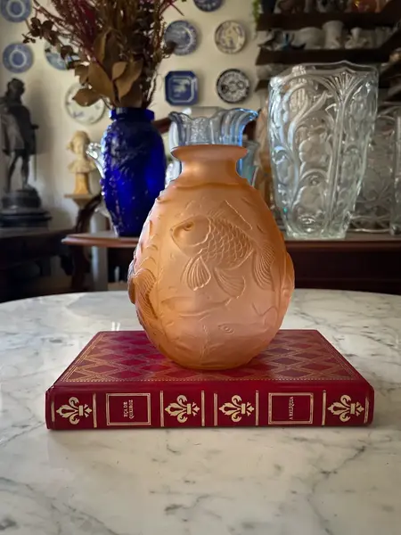 Foto de um(a) Antigo Vaso Art Deco Com Peixes Em Vidro Francês Satiné, da categoria de Vasos. ~ Art Deco Glass ~Antigo e belíssimo vaso artístico de formato ovalado em “Pâte de Verre” pasta de vidro francês acetinado,... Mostrado de uma perspectiva diferente. Vendido no marketplace Trésors.