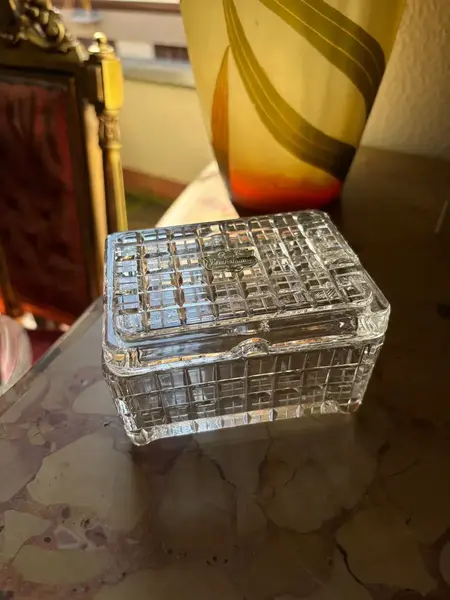 Foto de um(a) Antiga Caixa Cigarreira Cinzeiro Em Cristal Alemão Art Deco, da categoria de Cestos e Caixas. Antiga e rara caixa/cigarreira/cinzeiro em cristal alemão ricamente lapidado à mão, lapidação diamante. Peça muito versátil,... Mostrado de uma perspectiva diferente. Vendido no marketplace Trésors.