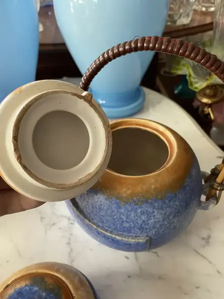Foto de um(a) Antigo Conjunto de Chá Porcelana Art Deco, da categoria de Conjuntos de café e chá. Antigo e raro conjunto de chá, composto por três peças (bule, açucareiro e leiteira) em faiança/porcelana alemã. As cores... Mostrado de uma perspectiva diferente. Vendido no marketplace Trésors.