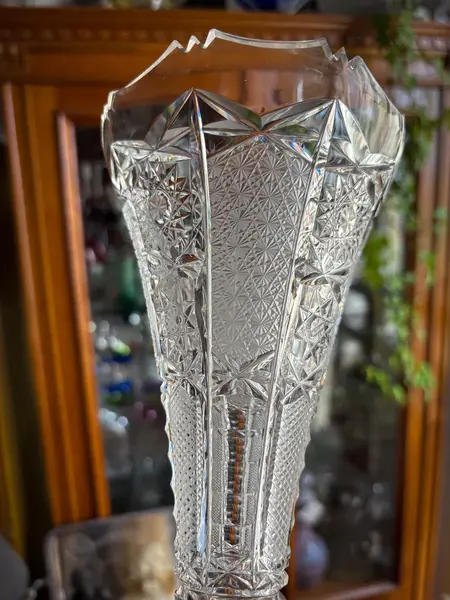 Foto de um(a) Antigo Lindo Vaso Jarro Em Cristal Tcheco Lapidado À Mão, da categoria de Vasos. Antigo e lindo vaso em cristal Tcheco, todo lapidado à mão. Lapidação estrelada e ponta de diamante. Ótimo formato com a... Mostrado de uma perspectiva diferente. Vendido no marketplace Trésors.