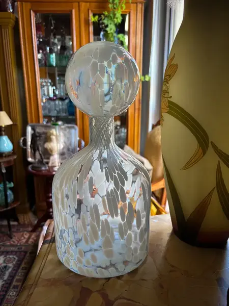 Foto de um(a) Antiga Garrafa Decorativa Nariz De Palhaço Murano Opalina, da categoria de Garrafas. Italy Glass. Antiga e super diferente garrafa decorativa em Murano artístico meio leitoso. Em contato com a luz ela fica com... Mostrado de uma perspectiva diferente. Vendido no marketplace Trésors.