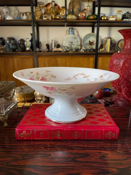 Foto de um(a) Antiga Fruteira Centro De Mesa Porcelana Francesa Limoges, da categoria de Centro de mesa. ~ Limoges ~ Antiga e clássica fruteira em porcelana artística francesa, da renomada manufatura Limoges. Uma das melhores... Mostrado de uma perspectiva diferente. Vendido no marketplace Trésors.