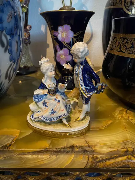 Foto de um(a) Antigo Bloco Escultórico Escultura Fidalgos Porcelana Alemã, da categoria de Escultura. Antigo e delicadíssimo bloco escultórico representando casal de fidalgos em linda cena romântica. Peça feita à mão em... Mostrado de uma perspectiva diferente. Vendido no marketplace Trésors.