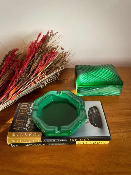 Foto de um(a) Antigo Raro Cinzeiro Art Deco Em Malaquita Tcheco Glass, da categoria de Cinzeiros. A cor verde é conhecida por trazer frescor, harmonia e renovação aos ambientes. Em um mundo de cores, o verde é a serenidade... Mostrado de uma perspectiva diferente. Vendido no marketplace Trésors.