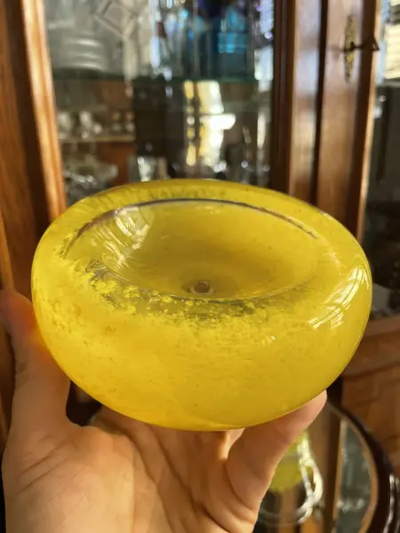Foto de um(a) Antigo Cinzeiro Vasinho Em Murano Italiano Amarelo Art Deco, da categoria de Cinzeiros. Antiga e original duplinha artística de cinzeiro e vasinho em Murano italiano feito à mão. Decorativos para uma mesa de... Mostrado de uma perspectiva diferente. Vendido no marketplace Trésors.