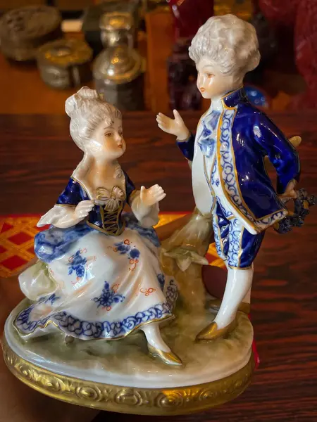 Foto de um(a) Antigo Bloco Escultórico Escultura Fidalgos Porcelana Alemã, da categoria de Escultura. Antigo e delicadíssimo bloco escultórico representando casal de fidalgos em linda cena romântica. Peça feita à mão em... Mostrado de uma perspectiva diferente. Vendido no marketplace Trésors.