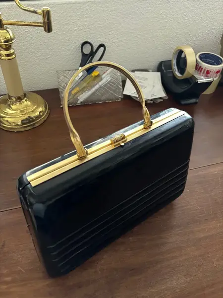 Foto de um(a) Antiga Bolsa Art Deco Em Acrílico Marca Acrílíum E Dourado, da categoria de Outros colecionáveis. Antigo e belíssima bolsa da marca Acrílium, com metais dourados. Estilo Art Deco. Peça única e em ótimo estado de... Mostrado de uma perspectiva diferente. Vendido no marketplace Trésors.
