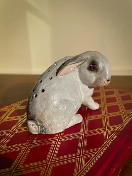 Foto de um(a) Antigo Raro Paliteiro De Coleção Coelho Em Biscuit Alemão, da categoria de Paliteiros. Antigo paliteiro de coleção no formato de coelho. Peça totalmente artística, moldado à mão em biscuit alemão com os olhos de... Mostrado de uma perspectiva diferente. Vendido no marketplace Trésors.