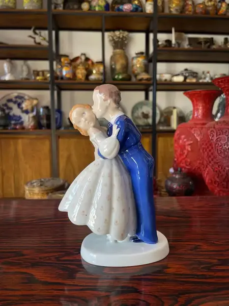 Foto de um(a) Antiga Escultura Casal Crianças Porcelana B&g R. Copenhagen, da categoria de Escultura. ~ B&G Porcelain ~Antiga e graciosa figurine escultura em porcelana artística dinamarquesa representando casal de crianças.... Mostrado de uma perspectiva diferente. Vendido no marketplace Trésors.