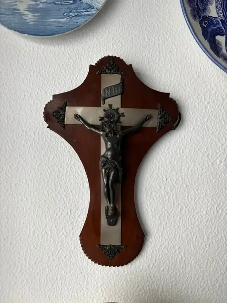 Foto de um(a) Arte Sacra Escultura Cristo Crucifixo Madeira Pétit Bronze, da categoria de Objetos religiosos e espirituais. Antigo e grande crucifixo em madeira com petit bronze e metal prateado. Peça artística. Uma beleza! Uma clássica da Década... Mostrado de uma perspectiva diferente. Vendido no marketplace Trésors.