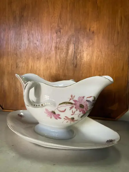Foto de um(a) Antiga Rara Molheira Porcelana Francesa Vieux Paris Nouveau, da categoria de Cremeiras. Antiga e linda molheira em fina porcelana francesa Vieux Paris, ricamente decorada com flores e acabamentos com filetes em... Mostrado de uma perspectiva diferente. Vendido no marketplace Trésors.