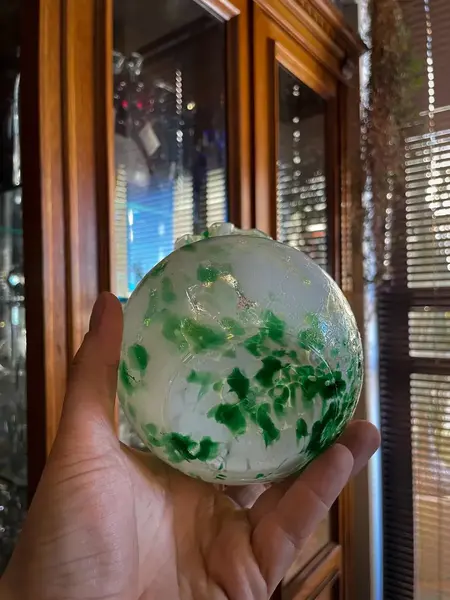 Foto de um(a) Antigo Vasinho Legítimo Murano Italiano Iridescente Art Deco, da categoria de Vasos. Antigo vasinho artístico de murano em um tom de verde claro incrível, com nuances em branco, e um leve iridescente,... Mostrado de uma perspectiva diferente. Vendido no marketplace Trésors.