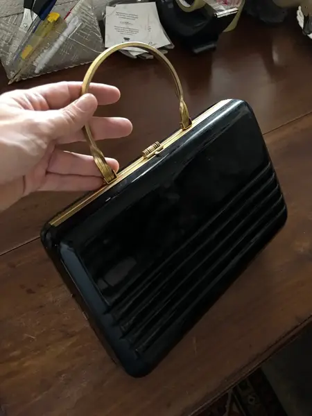Foto de um(a) Antiga Bolsa Art Deco Em Acrílico Marca Acrílíum E Dourado, da categoria de Outros colecionáveis. Antigo e belíssima bolsa da marca Acrílium, com metais dourados. Estilo Art Deco. Peça única e em ótimo estado de... Mostrado de uma perspectiva diferente. Vendido no marketplace Trésors.
