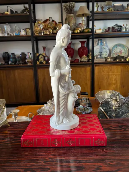 Foto de um(a) Antiga Escultura Chinesa Divindade Oriental Blanc De Chine, da categoria de Escultura. ~ Blanc de Chine ~Antigo bloco escultórico oriental em porcelana chinesa, representando divindade feminina e criança. Peça... Mostrado de uma perspectiva diferente. Vendido no marketplace Trésors.