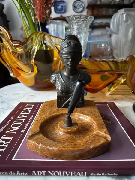 Foto de um(a) Antiga Escultura Bronze Cinzeiro Deusa Da Justiça Themis, da categoria de Cinzeiros. Antigo cinzeiro/porta caneta com escultura decorativa representando a Deusa Themis, personifica o símbolo da justiça. Busto... Mostrado de uma perspectiva diferente. Vendido no marketplace Trésors.